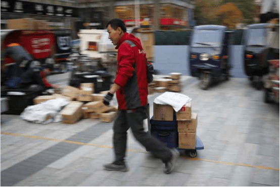 网友吐槽双十一前快递又涨价，终端消费者或买单