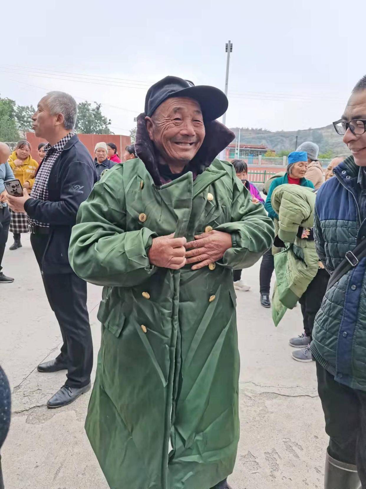 10月12日晚茨芭镇华善公益组织连夜采购了70件军用棉大衣13件羽绒服