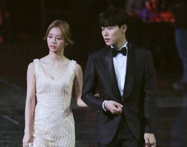 狗焕|《请回答1988》珍珠近照曝光，扎起丸子头笑容甜美，还是小圆脸？