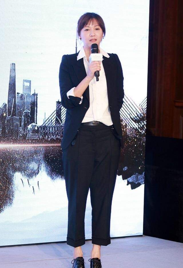 垫肩 徐静蕾长相不算惊艳但很耐看,白衬衫配黑西装,时尚与高级并存