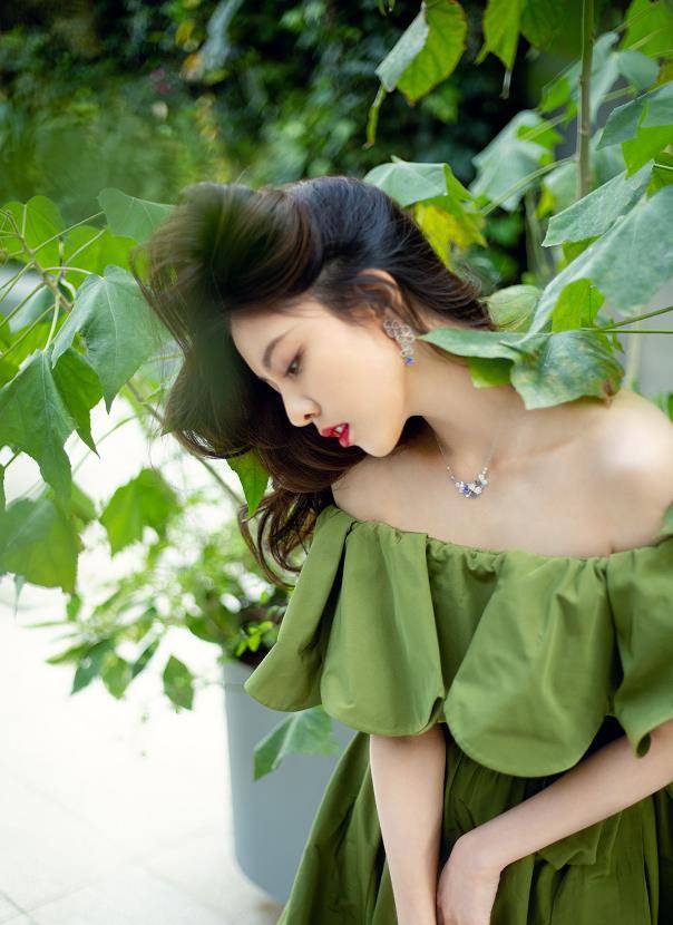 绯闻 不愧是张一山的绯闻女友！常人不敢挑战“原谅绿”，她穿上美翻了