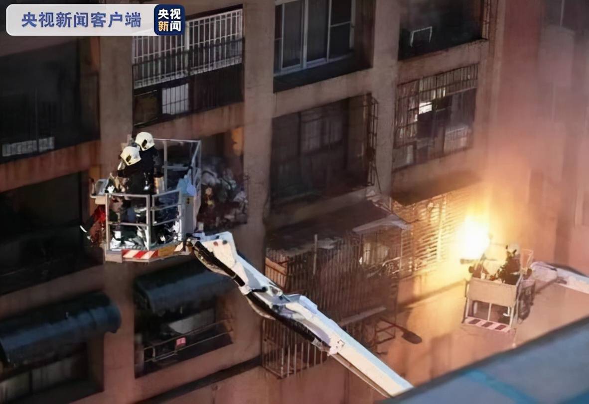 高雄一大厦突发大火,现场浓烟滚滚,已致45人死亡,楼内群租泛滥多为独居老人_大楼
