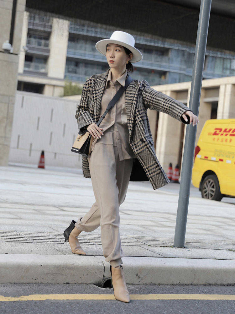 毛衣 格纹大衣的穿搭，看起来干净利索