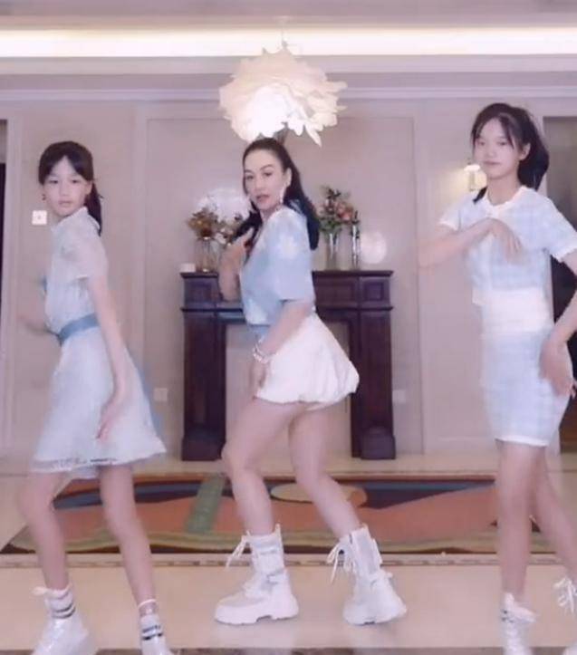 下装 钟丽缇和女儿同框出镜,51岁还穿超短热裤,纤细长腿不输女儿