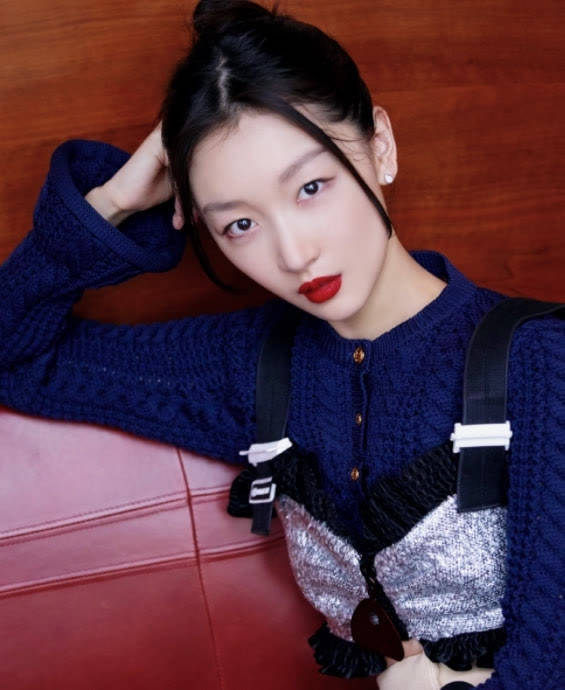 黑色 宋茜挑战网纱披肩搭抹胸裙，杨幂复古性感女郎救场，放弃压轴位置