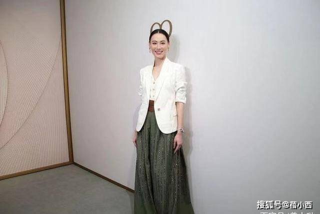 颜色 梁洛施终于换了风格!穿白色西装配绿色半身裙,比阔太还更优雅