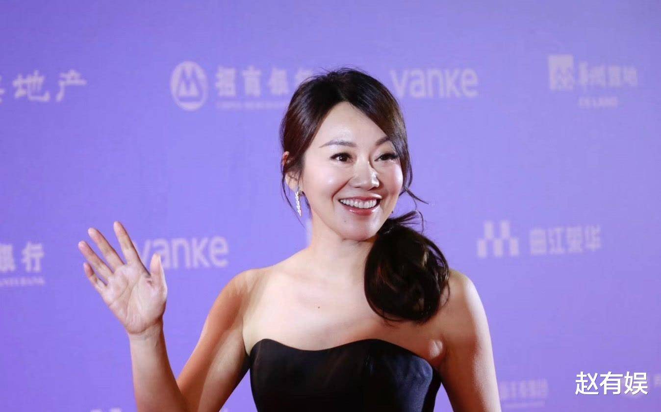 出圈 明星走红毯的造型能有多雷人?大花袄再现江湖,“红绿灯”成笑谈