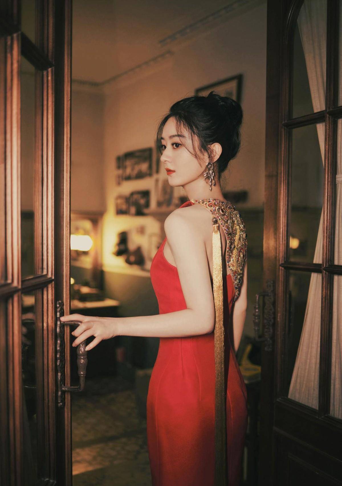 黑色 赵丽颖当了妈之后气质都变了,虽然长了张娃娃脸,但穿红裙好撩人