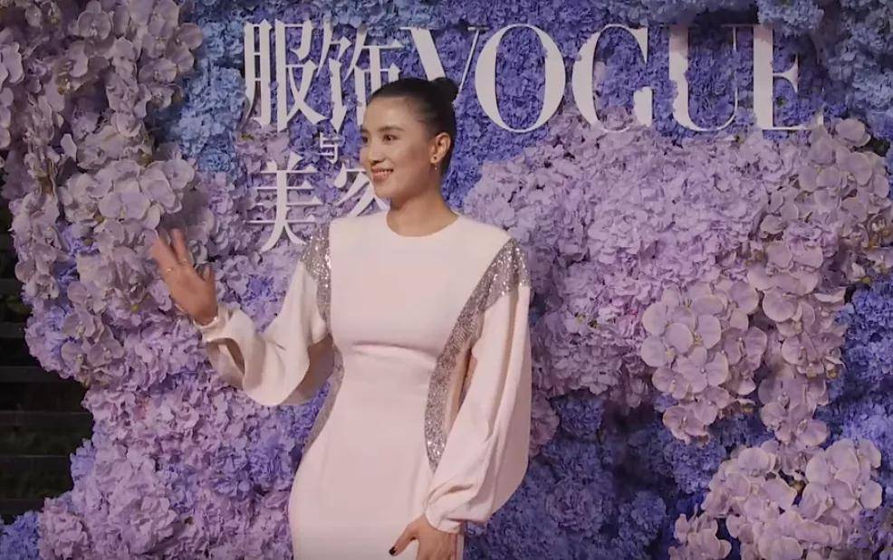 杨幂VO红毯：童谣“熟味”逼人，汤唯气场全开，杨幂白纱若隐若现