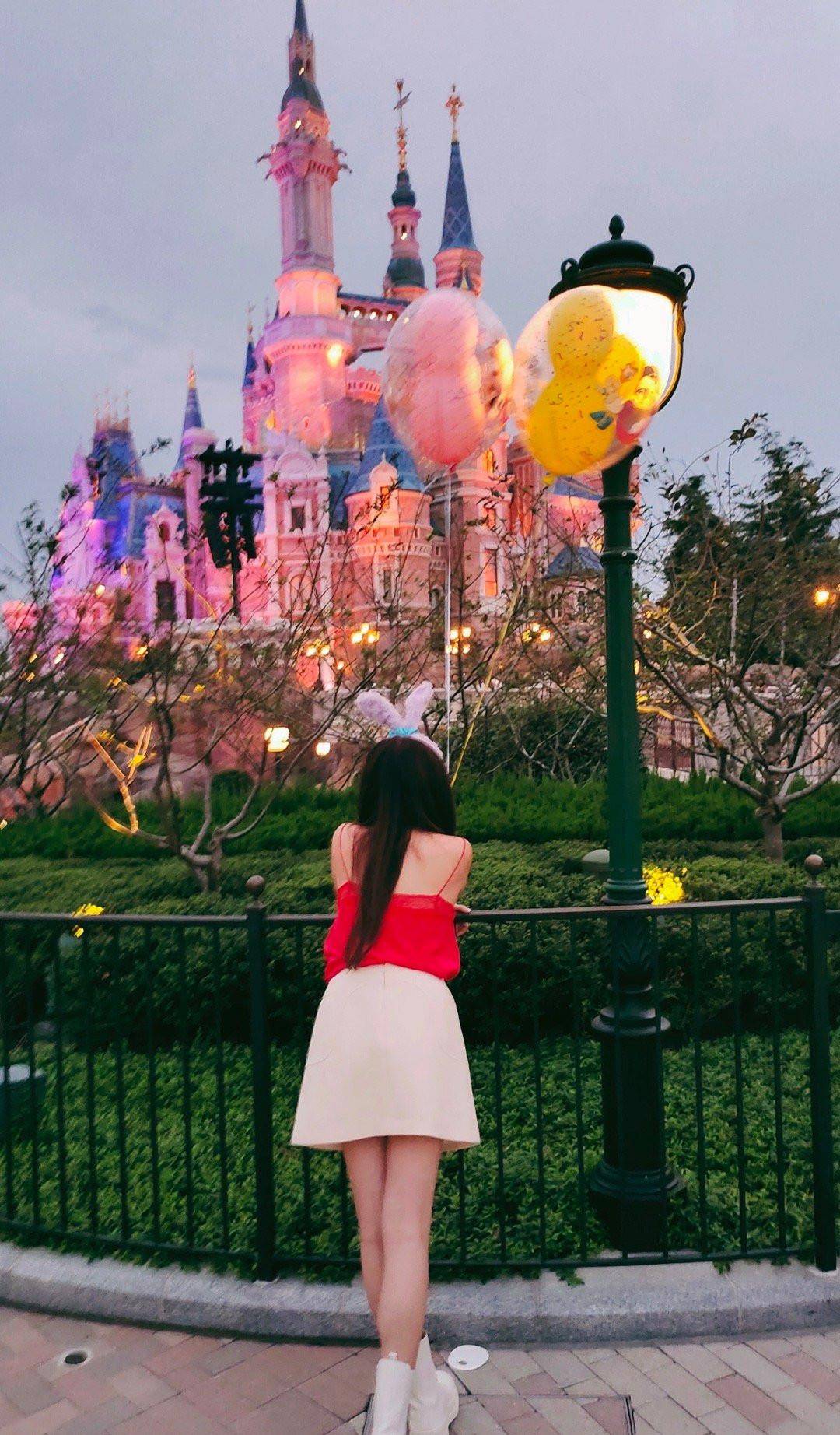 身材 55岁温碧霞仍没有“老去的意思”，穿红色吊带游环球影城，真减龄