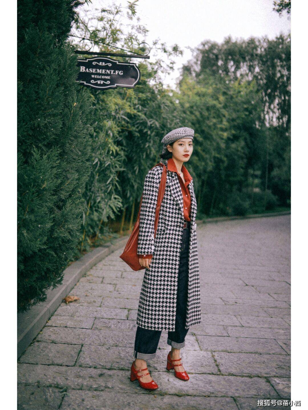 黑色 秋天穿衣色彩怎样搭配才时髦?穿搭公式“红+黑”,高级又洋气