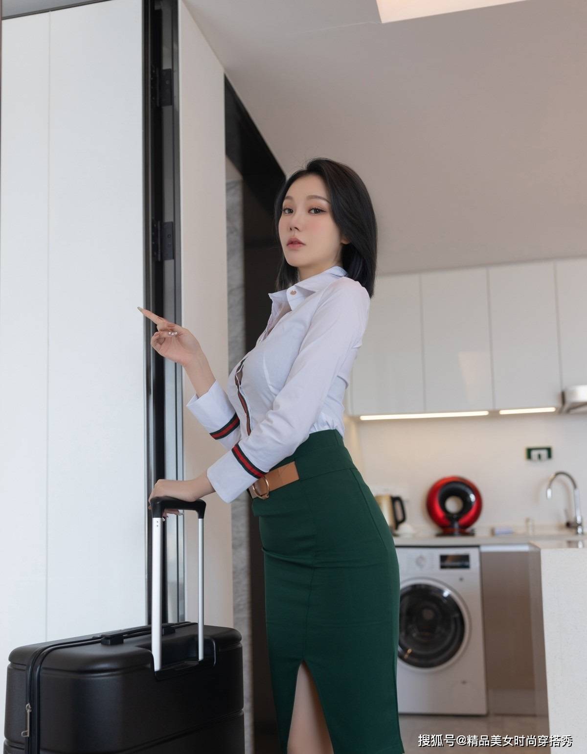 墨绿色 白色的衬衫下搭墨绿色的半身裙，做一个优雅的女人