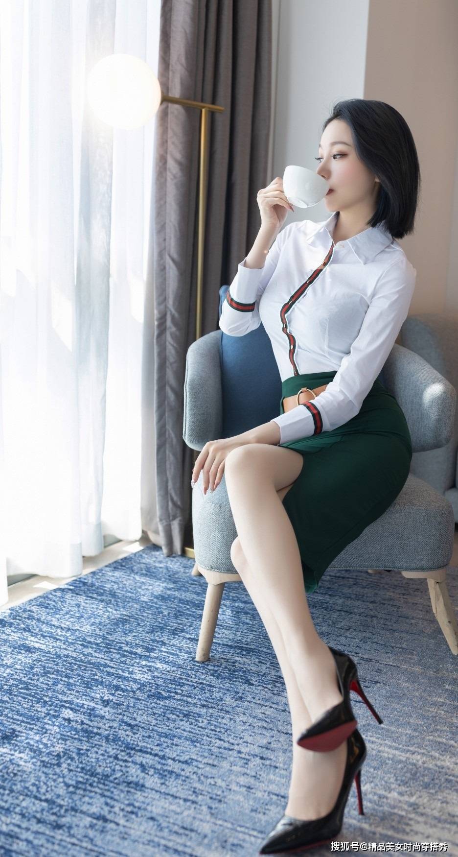 墨绿色 白色的衬衫下搭墨绿色的半身裙，做一个优雅的女人