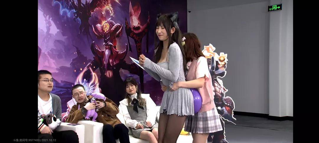 斗鱼虎牙被指低俗尺度大：舔瓶盖、摔跤、蹭抱枕