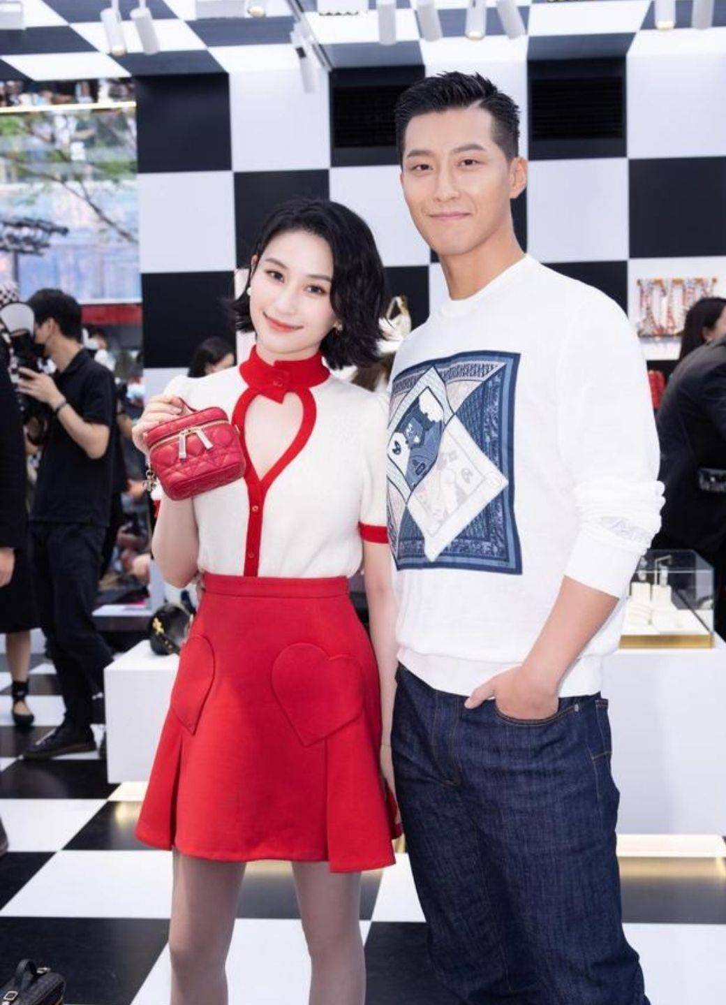 何超莲 何超莲携男友出席活动，穿小红裙气质迷人，短发造型有点像女强人