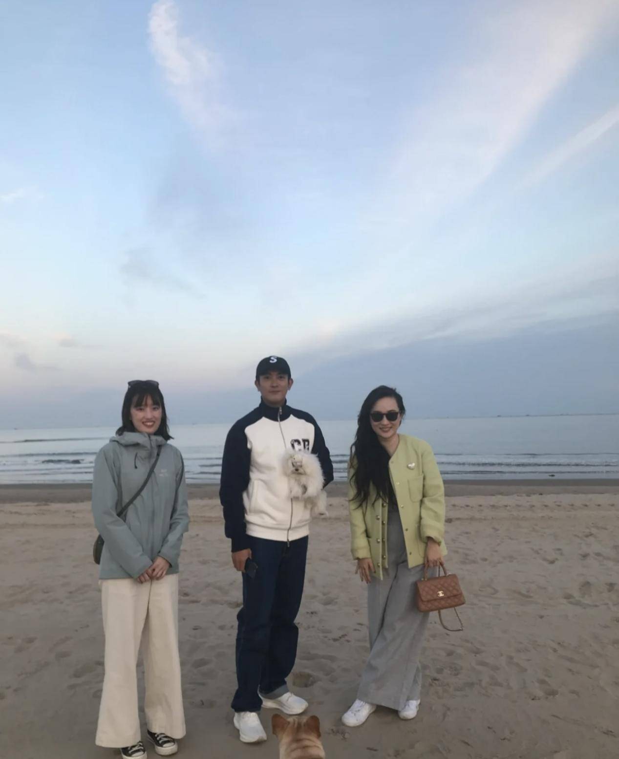 霍思燕 霍思燕海边遛狗被偷拍，穿外套拎上万包打扮似阔太，旺夫脸比老公大