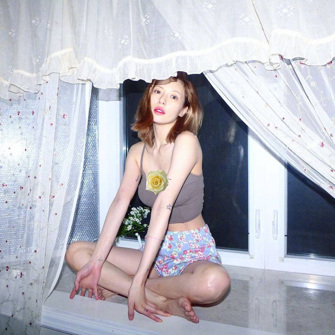 本人 “南韩小野马”泫雅晒火辣美照，小背心炫出小蛮腰，身材管理顶级