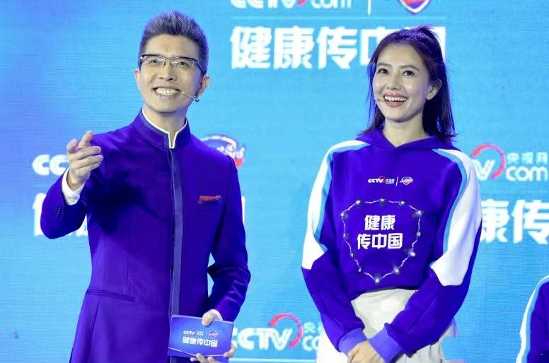 驾驭者 高圆圆罕见上央视活动，穿卫衣合体同龄央视主持，头发黑白似隔辈