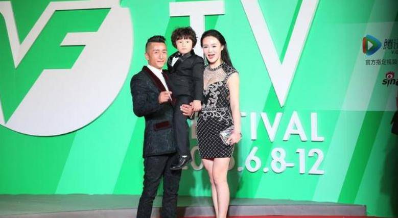 设计 冉莹颖被宠出“幸福肥”,但微胖身材也有看点,紧身裙穿出饱满感