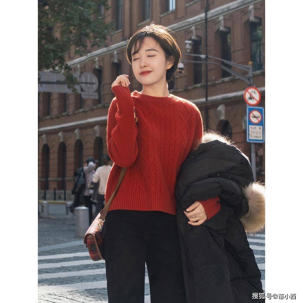 黑色 秋天穿衣色彩怎样搭配才时髦？穿搭公式“红+黑”，高级又洋气