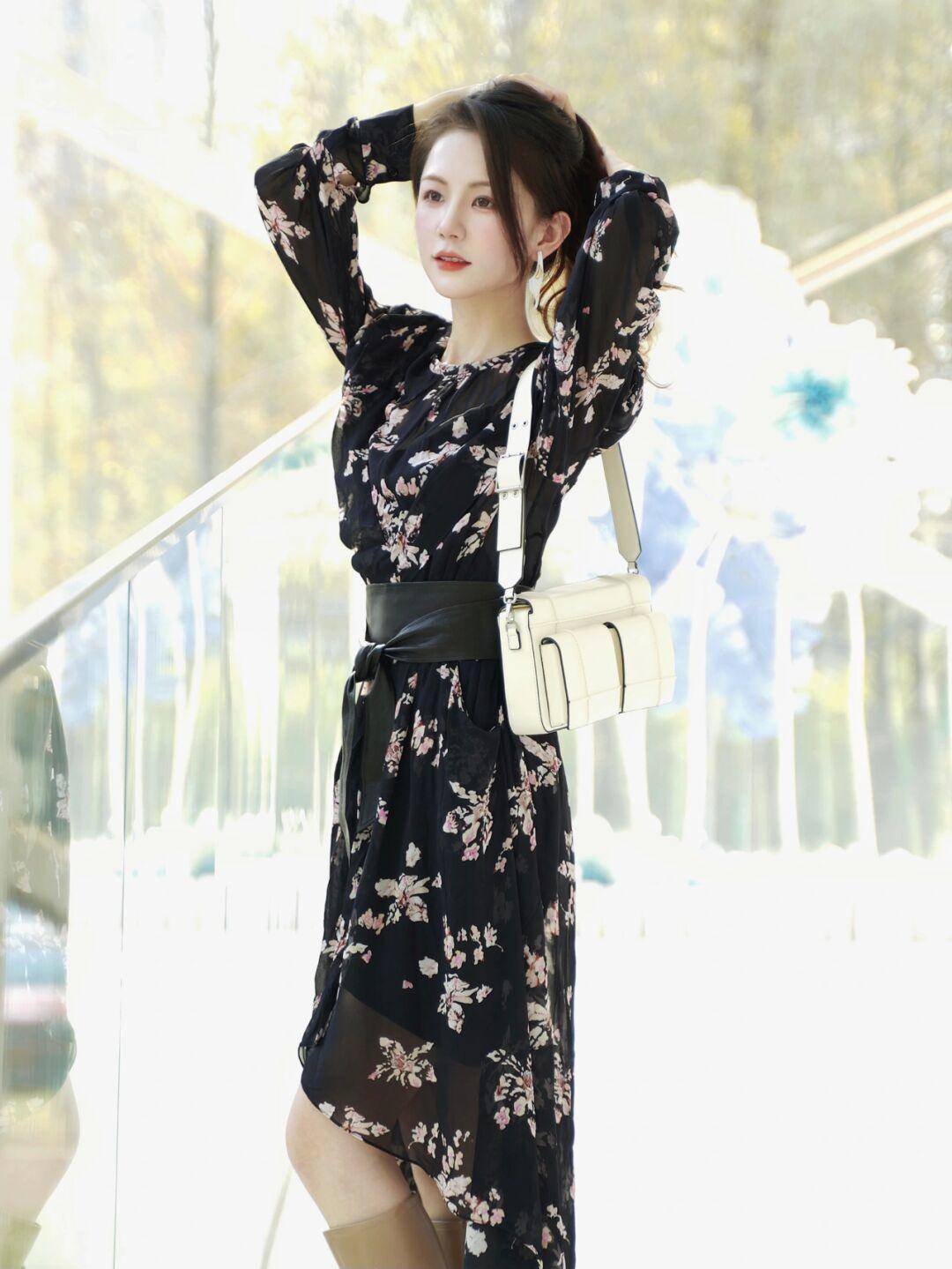 黑色 优雅女人早秋都穿“连衣裙”，为你分享时髦的搭配经验，温婉知性才是美