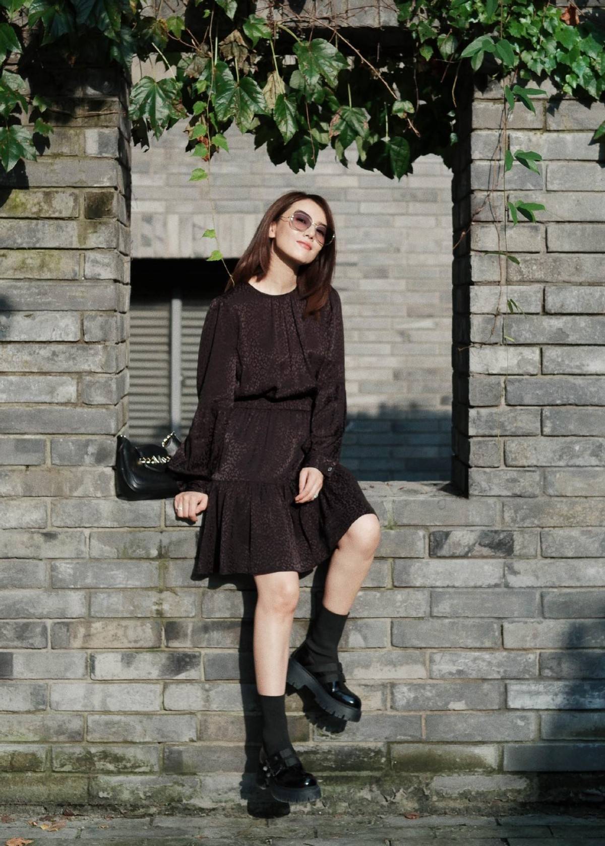 套装 高圆圆终于换风格了，卡其套装打造潮流工装风，这次她美得不一样