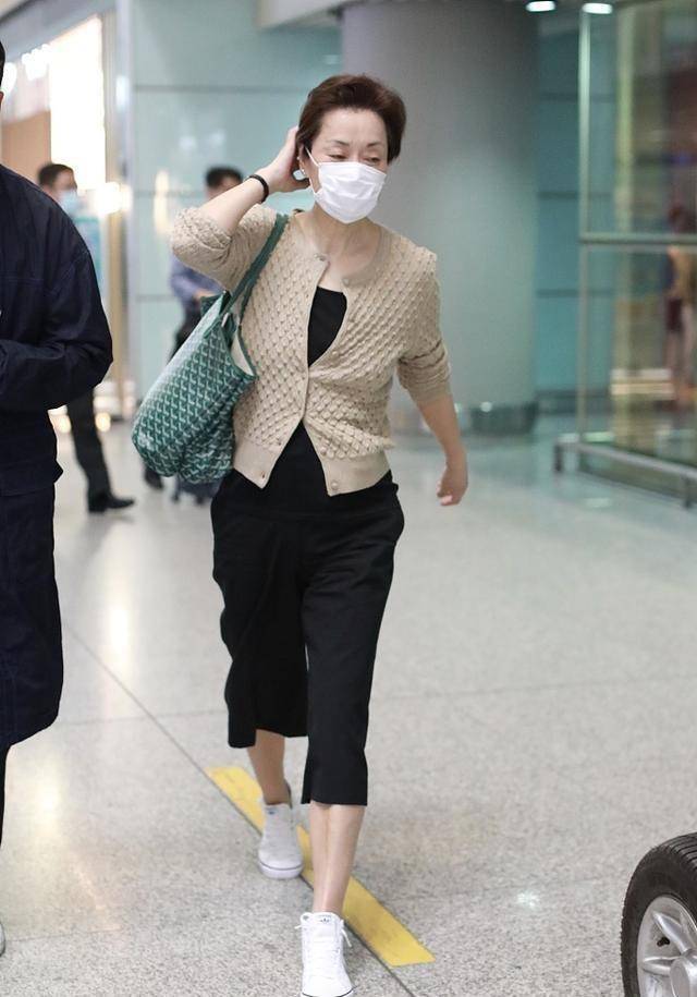 帆布鞋 58岁毛阿敏现身机场，背7000名包搭配帆布鞋，走出豪门阔太的气质