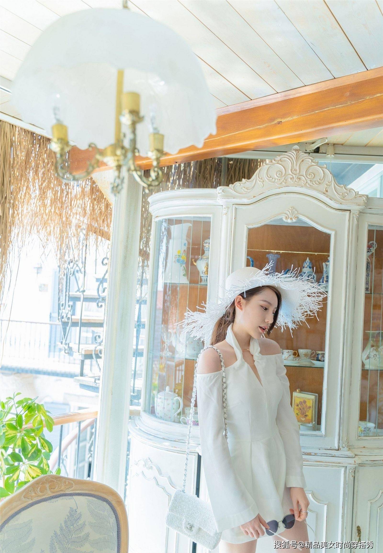 姐妹 小姐姐身穿白色挂脖连衣裙,露出精致的香肩,时尚又百搭