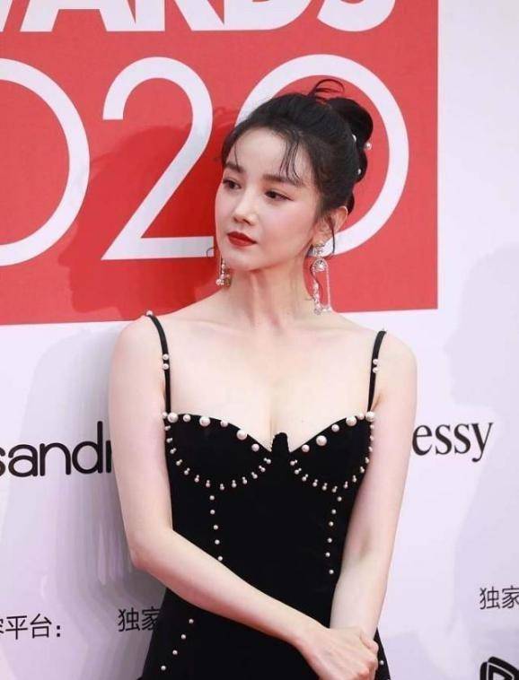 黑色 啥显身材陈小纭穿啥，黑色吊带用珍珠勾边，秀出曼妙曲线身姿