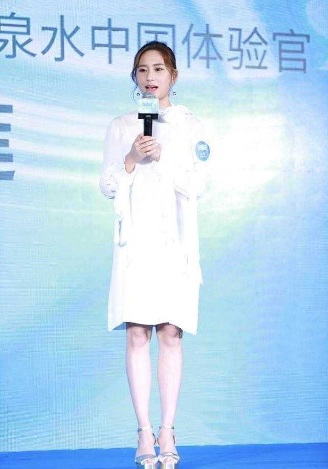 女生 何超莲身上有富贵感，穿灰色连衣裙成熟大方，褪去小女孩的稚嫩
