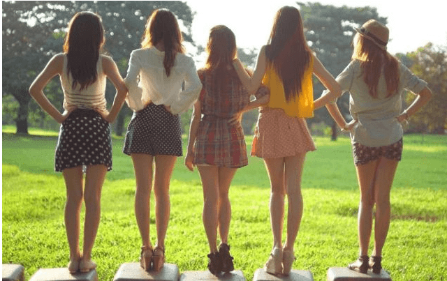 新生 贵州一高校新生军训，学姐穿着“清凉”与人合影惹争议，霸气回怼