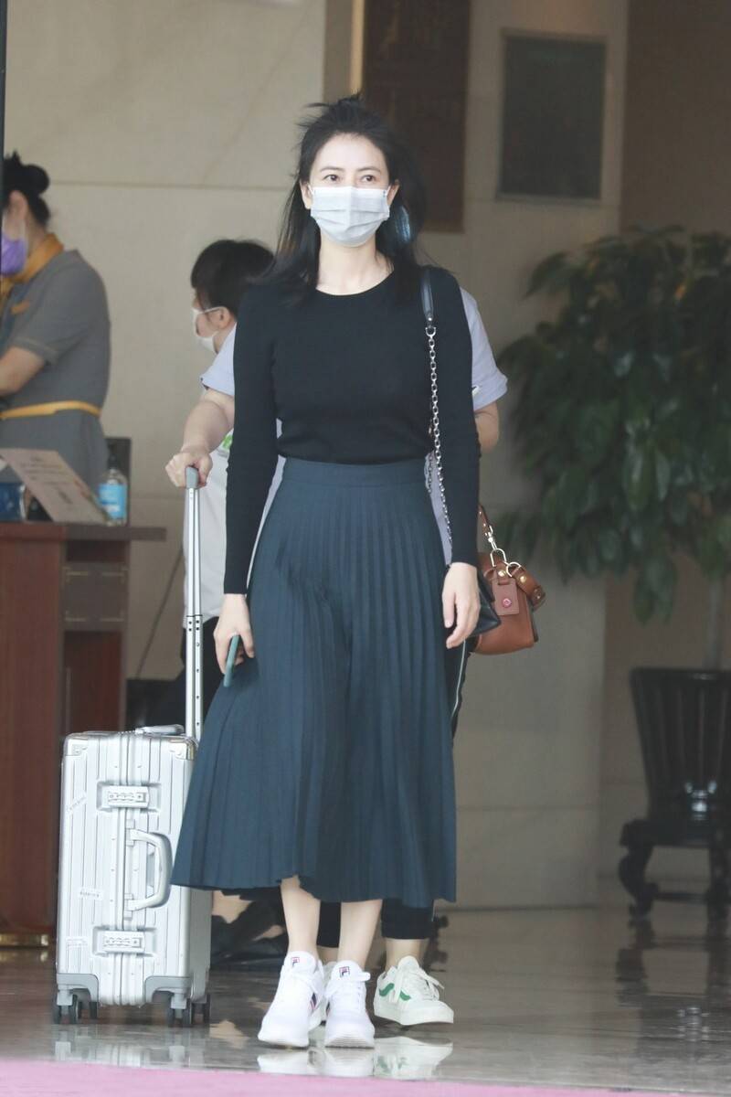 套装 高圆圆终于换风格了，卡其套装打造潮流工装风，这次她美得不一样