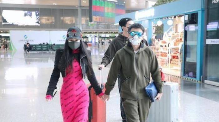 设计 冉莹颖被宠出“幸福肥”，但微胖身材也有看点，紧身裙穿出饱满感