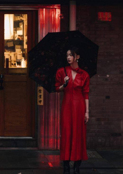 黑色 吴谨言最新街拍胖出曲线更耐看，一袭大红裙出镜，配红唇更有气场