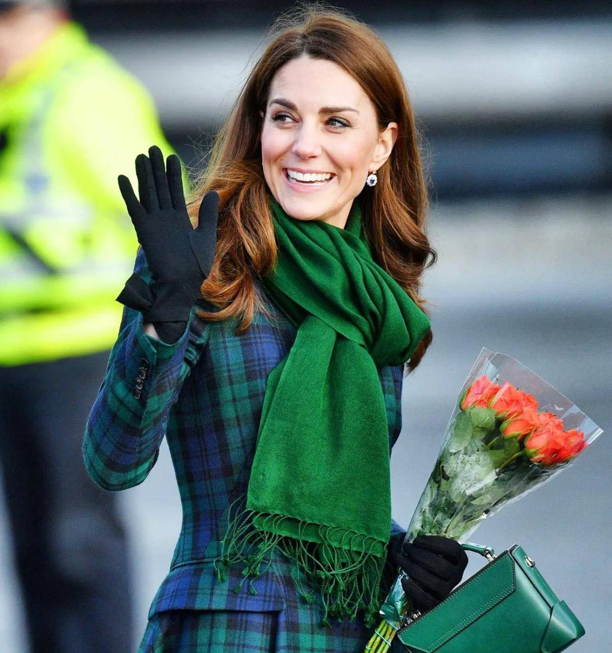 原创凯特王妃穿zara绿色针织衫,搭配大衣好优雅,平价单品也有高级感