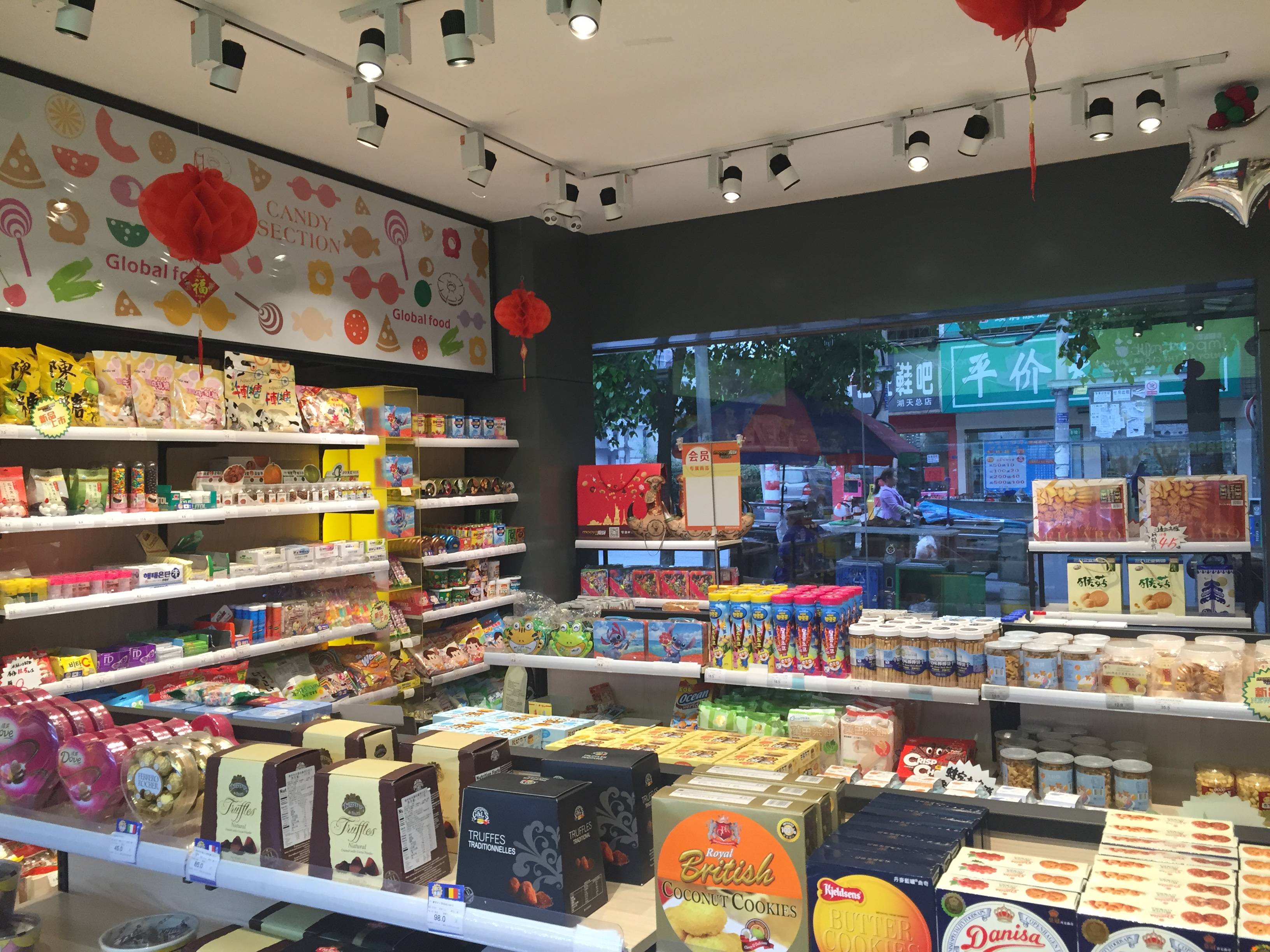 小铺|零食小铺进口零食店向精致化、多元化、健康化、社交化等方向发展