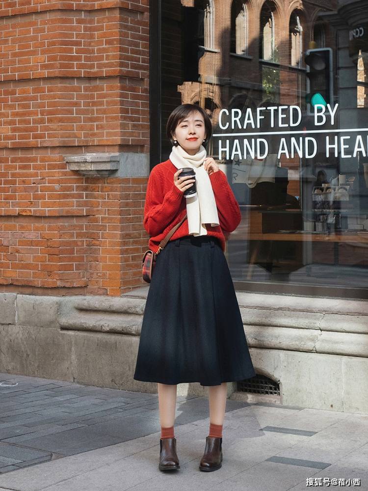 黑色 秋天穿衣色彩怎样搭配才时髦？穿搭公式“红+黑”，高级又洋气