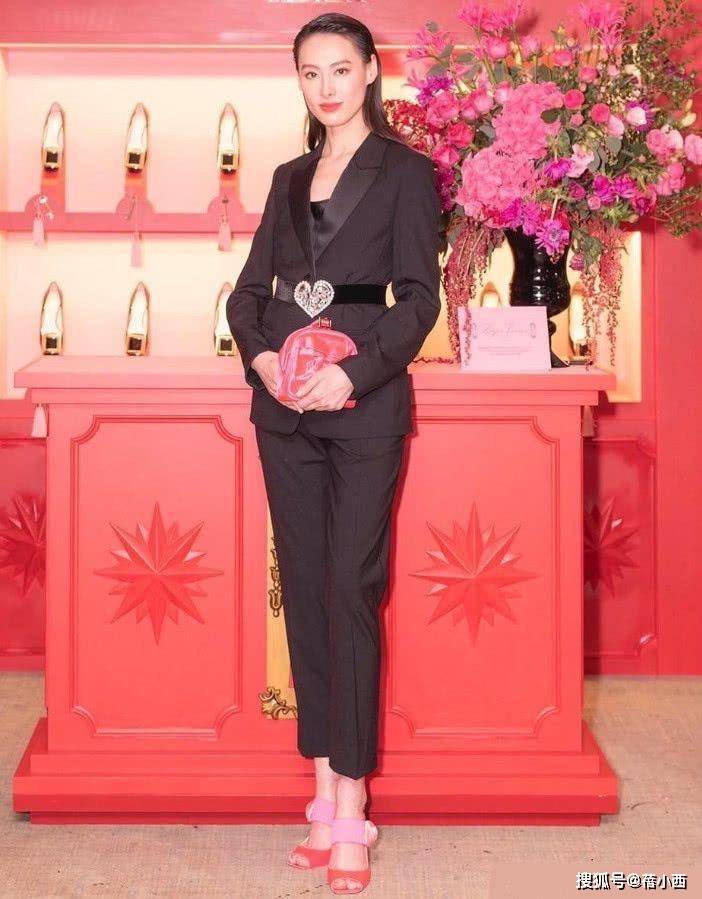 颜色 梁洛施终于换了风格！穿白色西装配绿色半身裙，比阔太还更优雅