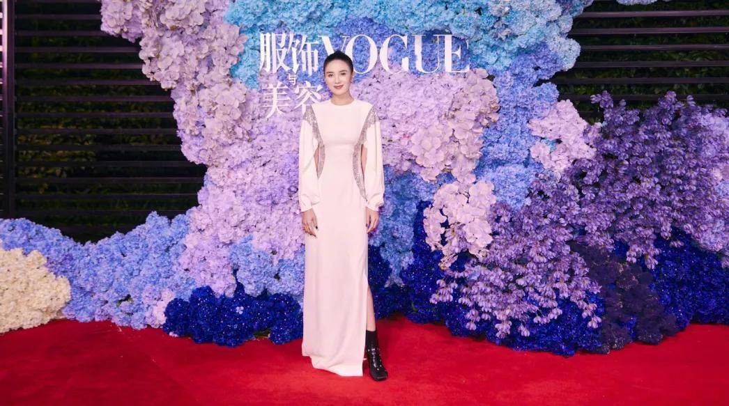 杨幂VO红毯：童谣“熟味”逼人，汤唯气场全开，杨幂白纱若隐若现