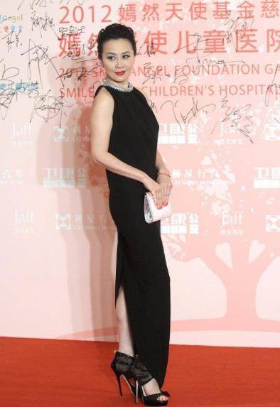 黑色 何超琼与刘嘉玲同框，穿白色紧身裙肉感十足，气质一点不输明星