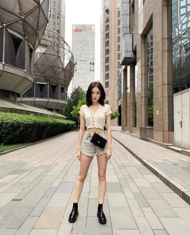 牛仔 古力娜扎终于高调秀身材了，穿露脐装配牛仔短裤，小蛮腰超惊艳！