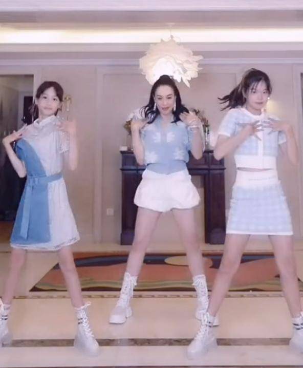 下装 钟丽缇和女儿同框出镜,51岁还穿超短热裤,纤细长腿不输女儿