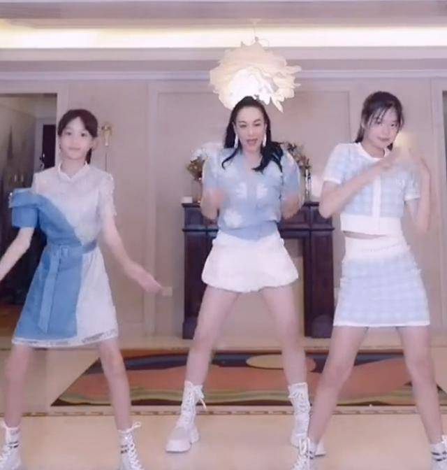 下装 钟丽缇和女儿同框出镜,51岁还穿超短热裤,纤细长腿不输女儿