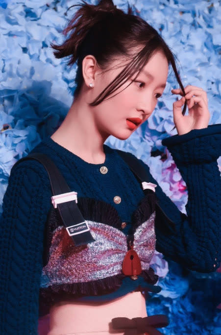 黑色 宋茜挑战网纱披肩搭抹胸裙，杨幂复古性感女郎救场，放弃压轴位置