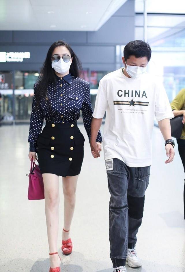 短裙 冉莹颖这造型够博眼球的，腿上有淤青还要穿短裙，让人不敢恭维