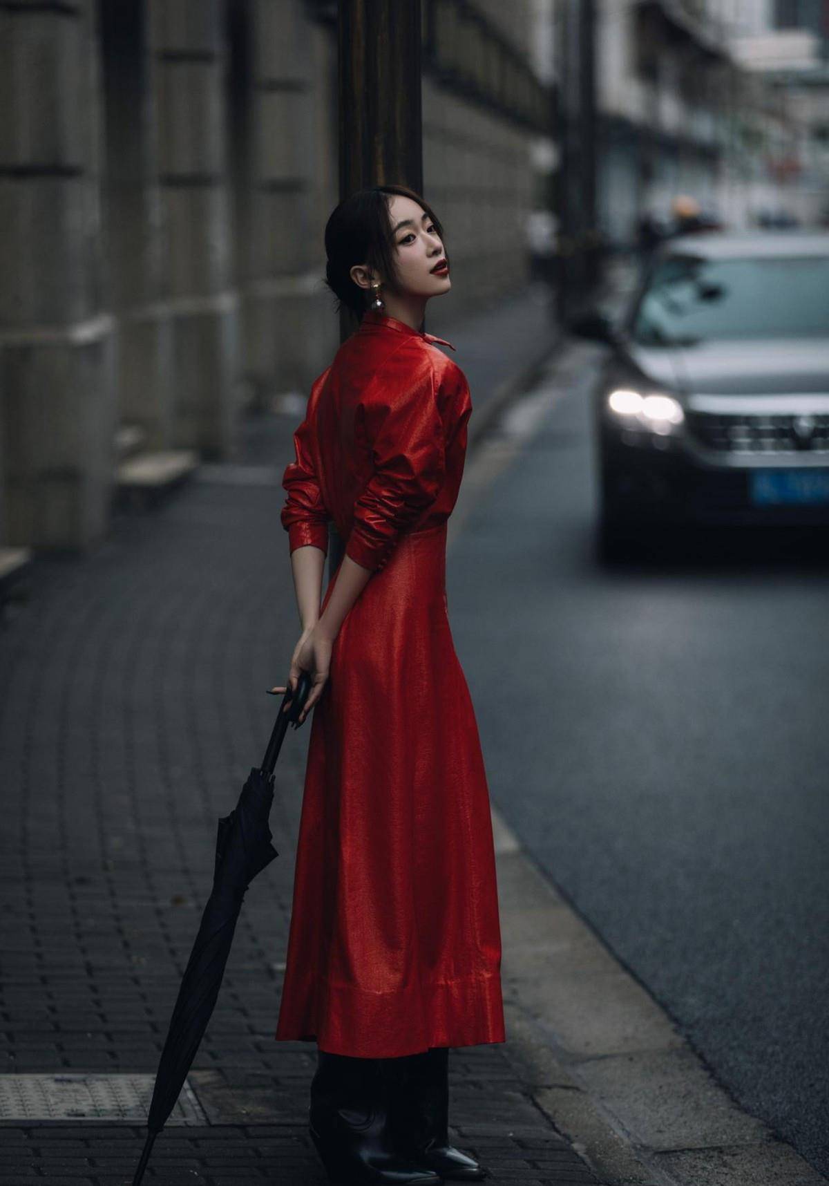 黑色 吴谨言最新街拍胖出曲线更耐看，一袭大红裙出镜，配红唇更有气场