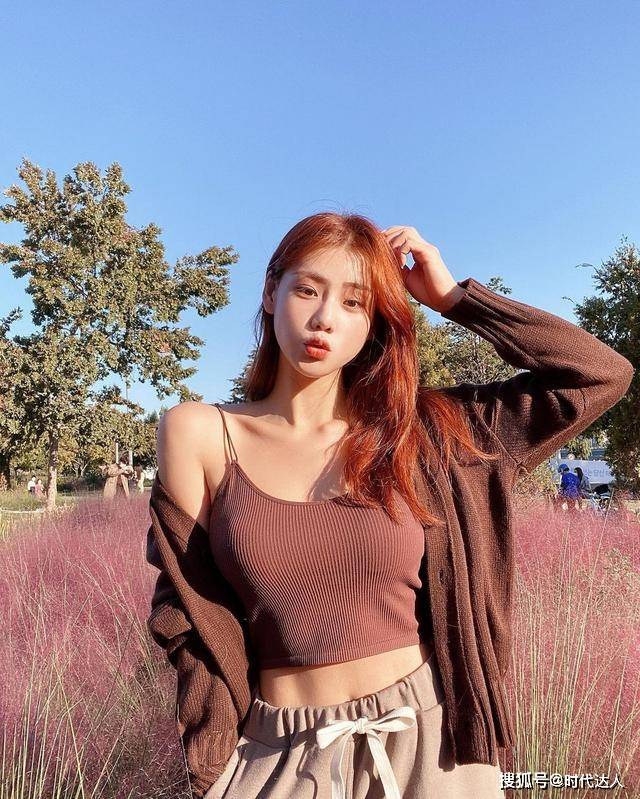 视觉 谁说秋天不能穿吊带背心？随便搭配一件开衫，温柔精致还显高级