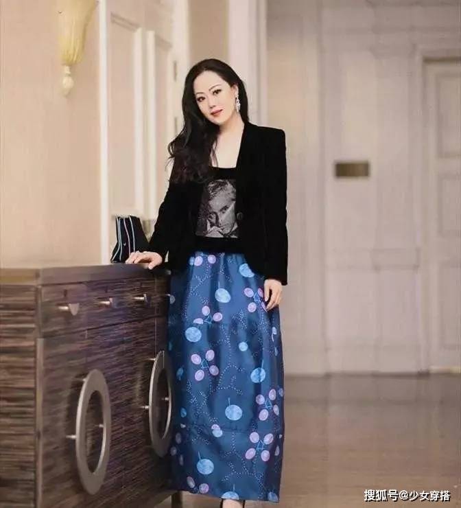 章小蕙 章小蕙真不愧是上流社会的人，身穿一件黑色的西装外套