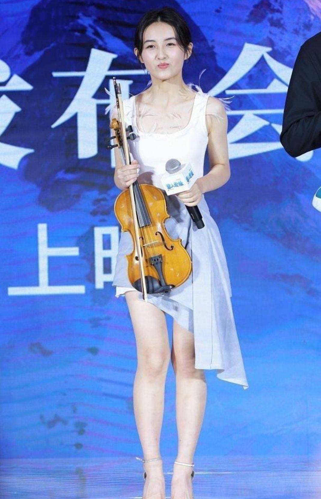 颜色 张子枫真长大了，穿紫色露脐背心走红毯，身材看着成熟不少