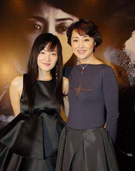 黑色 53岁刘蓓不服老,穿紧身衣走红毯,衣服中间还打个透视十字